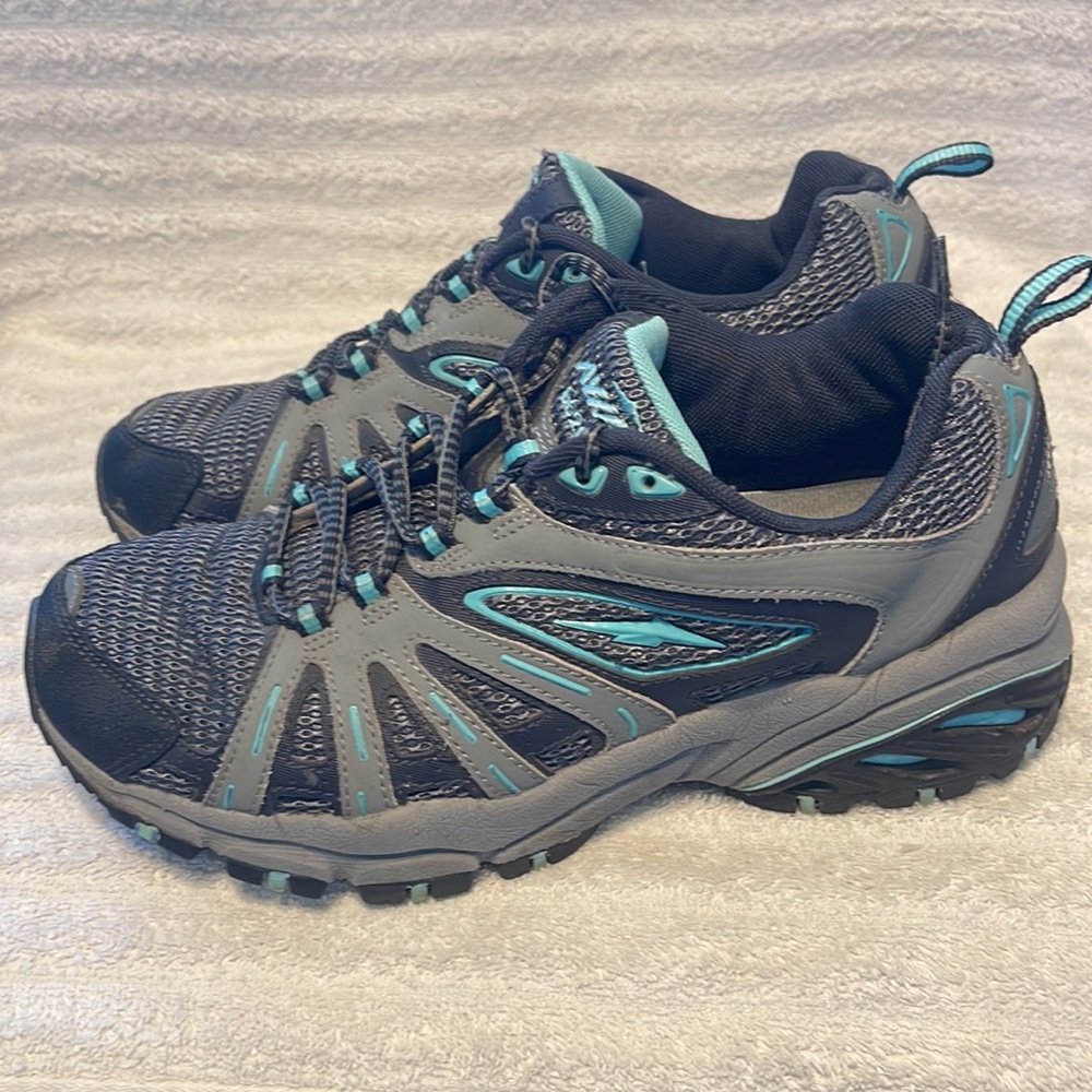 Womens Avia Athletic shoe size 9